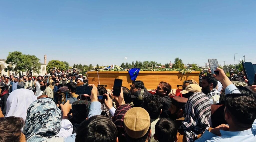 د زرګونو افغانانو په حضور کې شاپور ځدراڼ په مرنجان غونډۍ کې خاورو ته وسپارل شو